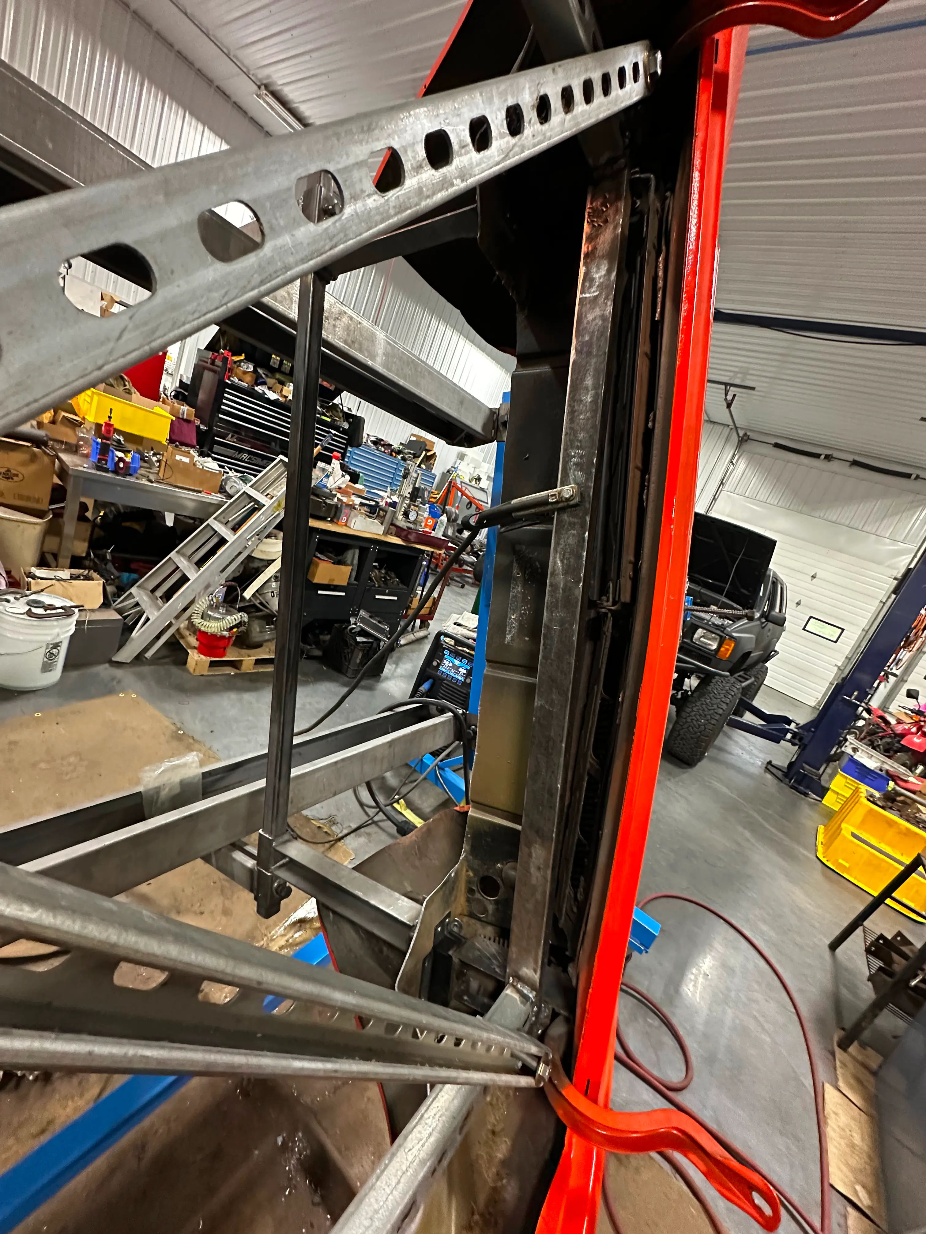 The rear connection point of the bracing